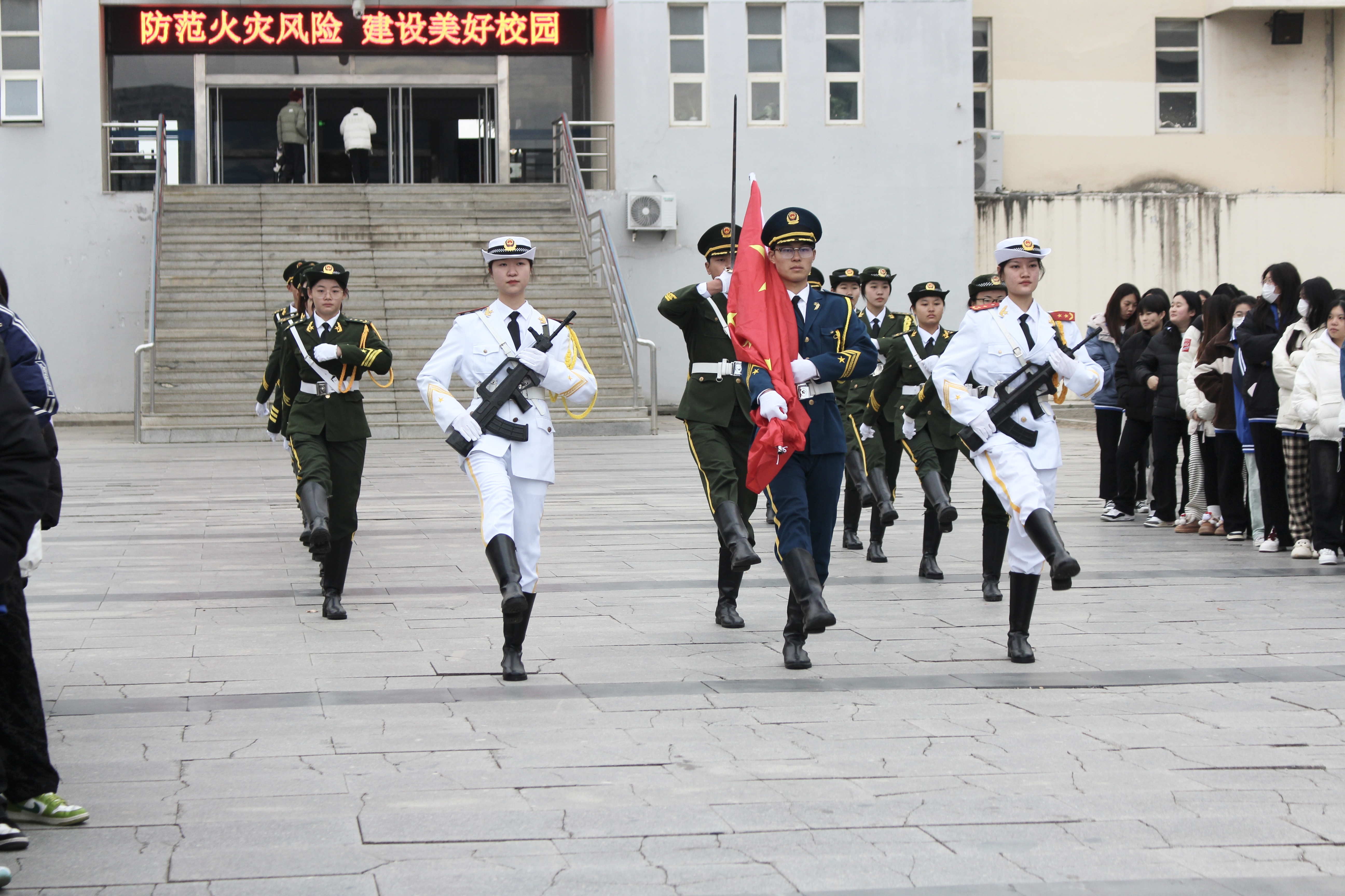 旅游与服务学院举行升国旗仪式暨校园活动颁奖仪式